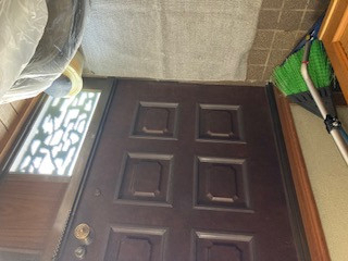 住まいの工事屋さんの玄関ドアを交換しました。の施工前の写真2