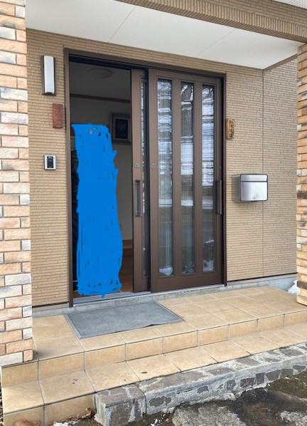 住まいの工事屋さんの玄関フードを取付しました。の施工前の写真1