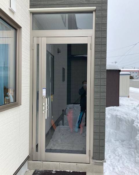 住まいの工事屋さんの玄関フード・ドアタイプ取付しました。の施工後の写真1