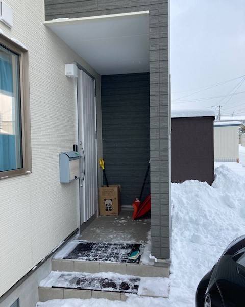 住まいの工事屋さんの玄関フード・ドアタイプ取付しました。の施工前の写真1