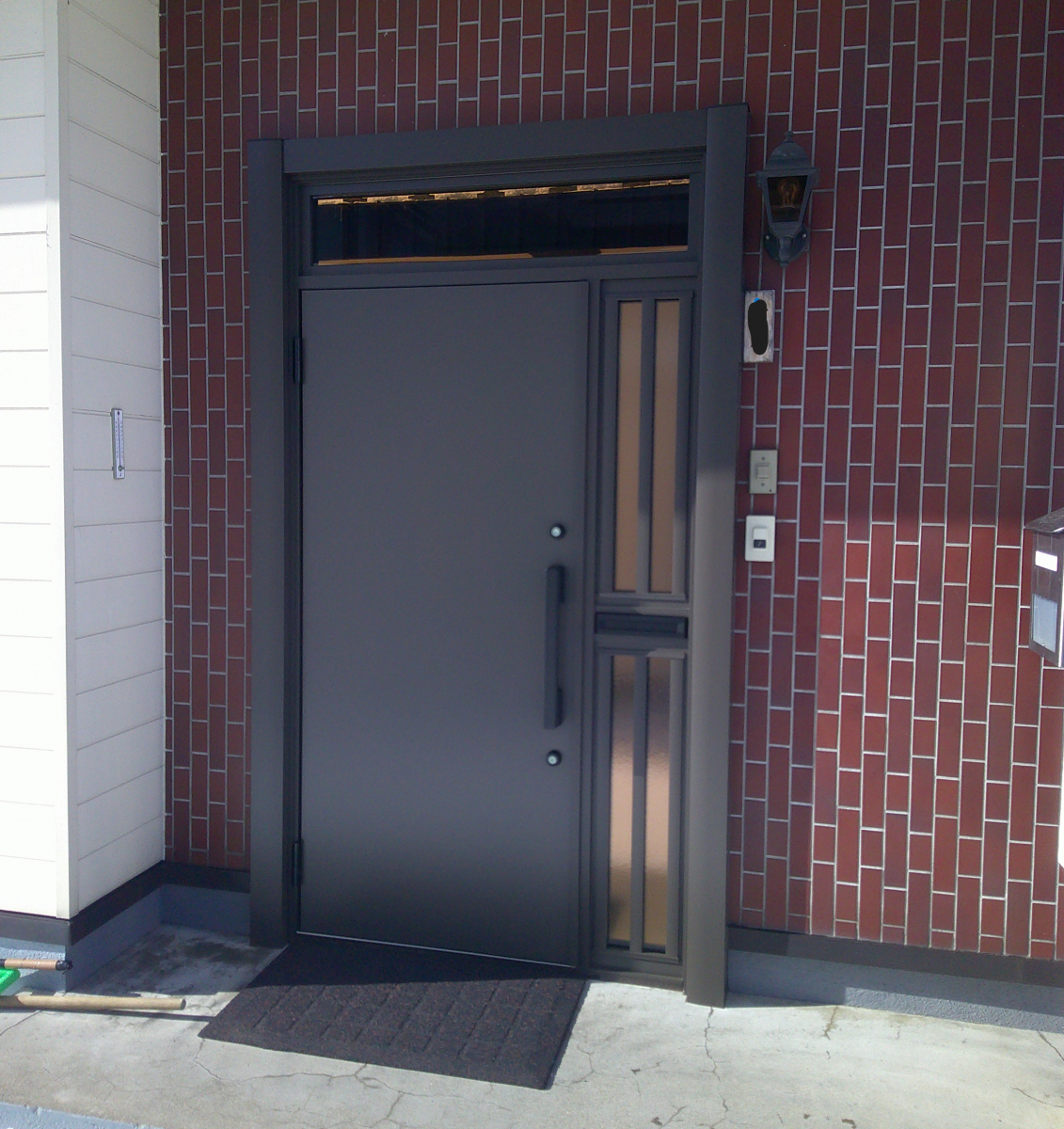 住まいの工事屋さんの玄関のアルミドアを断熱ドアに交換しましたの施工後の写真1