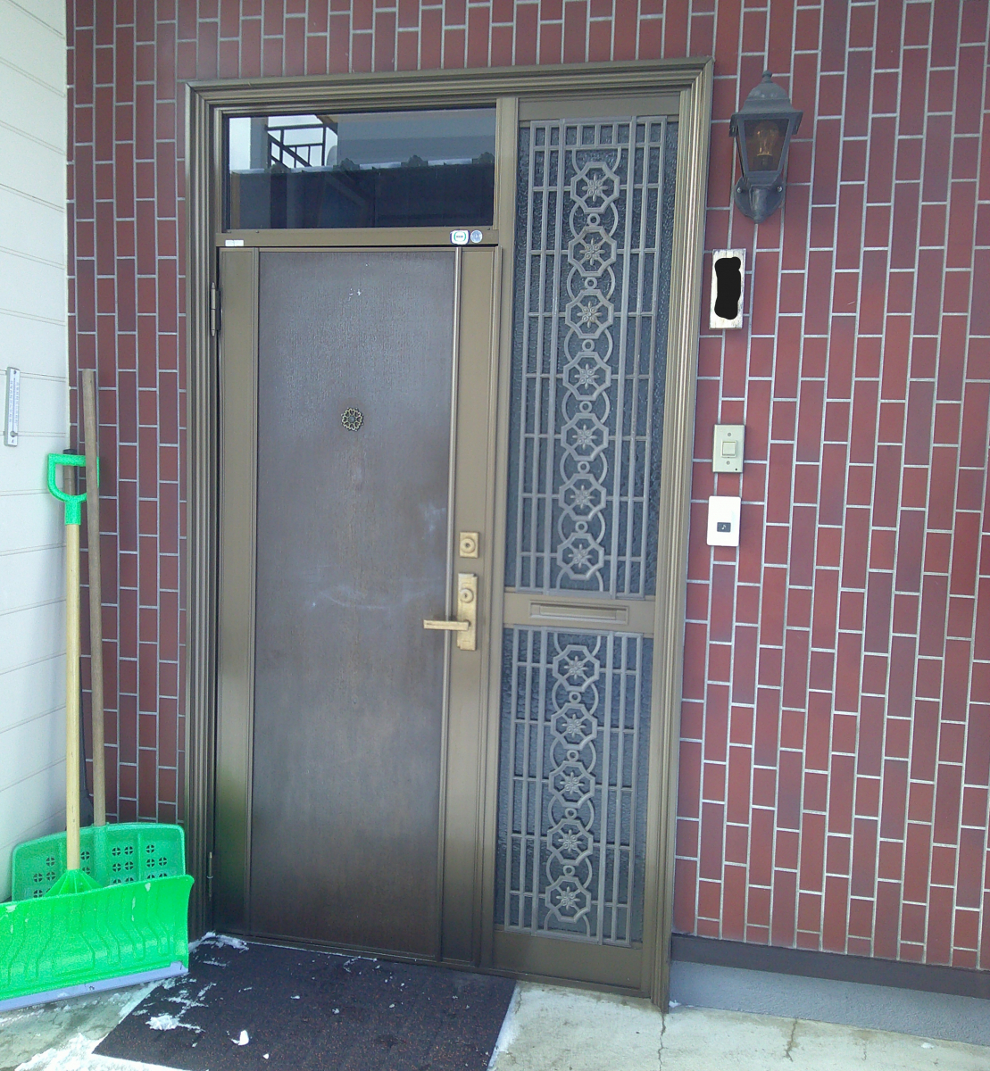 住まいの工事屋さんの玄関のアルミドアを断熱ドアに交換しましたの施工前の写真1