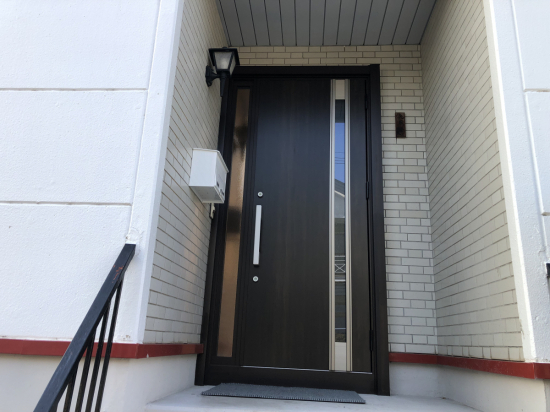 住まいの工事屋さんの玄関ドアの交換です施工事例写真1