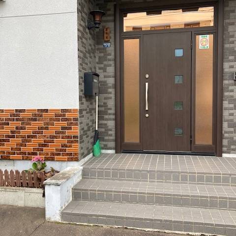 住まいの工事屋さんの玄関前手すりを取付しました。の施工前の写真1