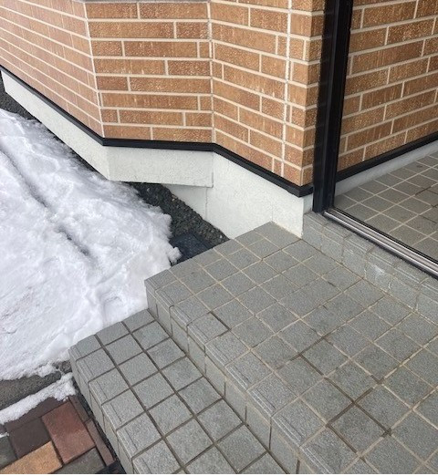住まいの工事屋さんの玄関手すり取付しました。の施工前の写真1