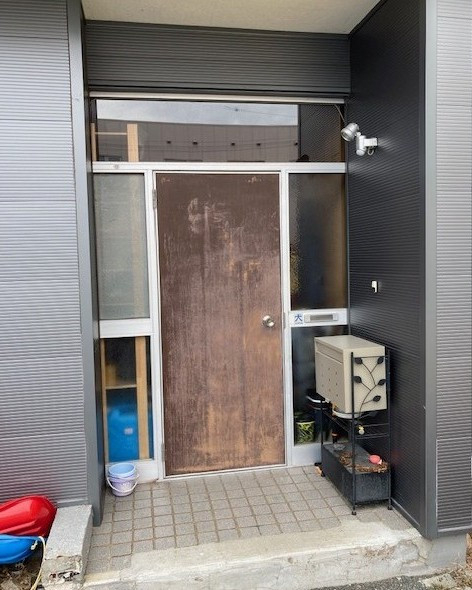 住まいの工事屋さんの玄関ドアを交換しました。の施工前の写真1