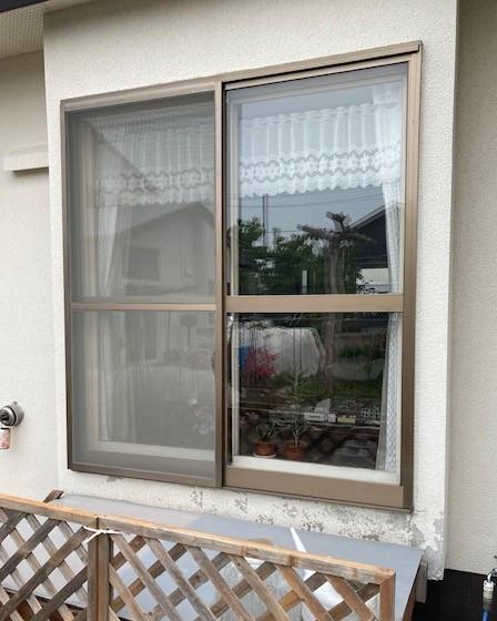 住まいの工事屋さんの玄関ドア・居間サッシを交換しました。の施工前の写真2