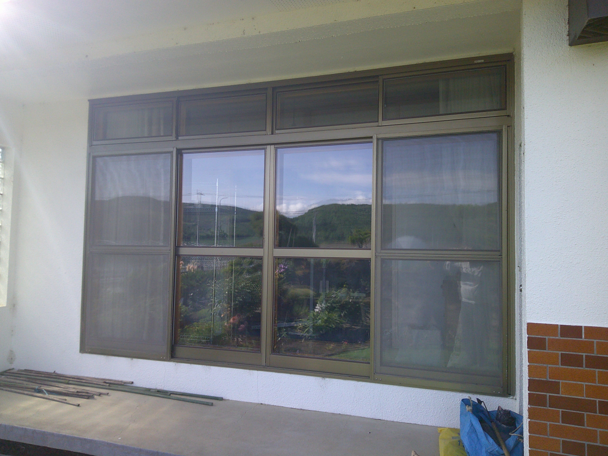住まいの工事屋さんのアルミサッシからトリプルに交換の施工前の写真1