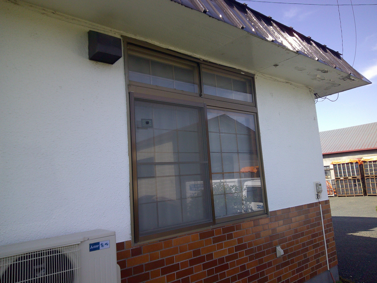住まいの工事屋さんのアルミサッシからトリプルに交換の施工前の写真2