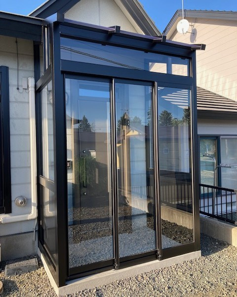 住まいの工事屋さんの玄関ドア、玄関フード、居間サッシを取付しました。の施工後の写真1