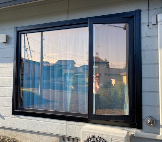 住まいの工事屋さんの玄関ドア、玄関フード、居間サッシを取付しました。の施工後の写真2