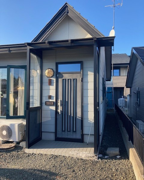 住まいの工事屋さんの玄関ドア、玄関フード、居間サッシを取付しました。の施工前の写真1