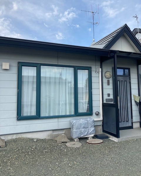 住まいの工事屋さんの玄関ドア、玄関フード、居間サッシを取付しました。の施工前の写真2