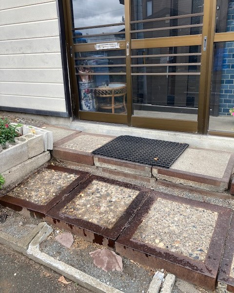 住まいの工事屋さんの外部手すり取付、バリアフリー、の施工前の写真1