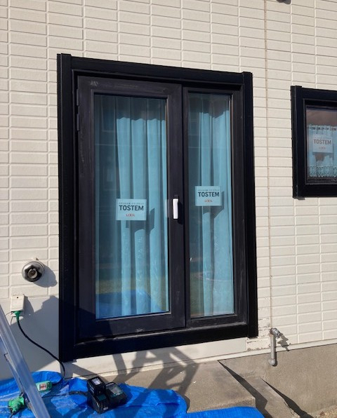 住まいの工事屋さんのトリプルサッシ、ブロンズガラス、断熱リフォームの施工後の写真2