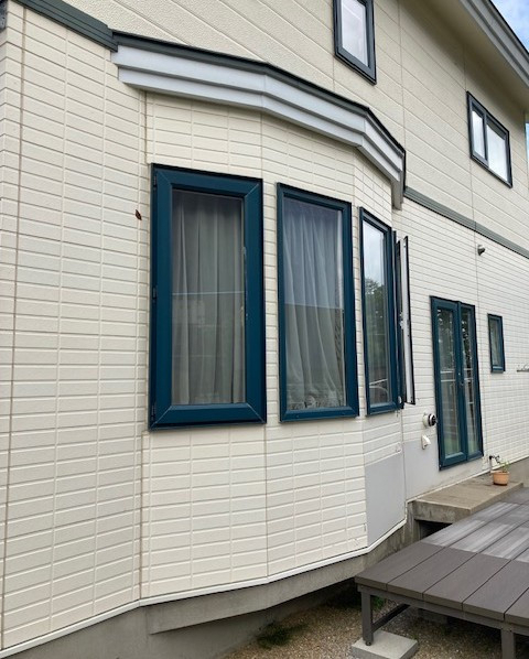 住まいの工事屋さんのトリプルサッシ、ブロンズガラス、断熱リフォームの施工前の写真1