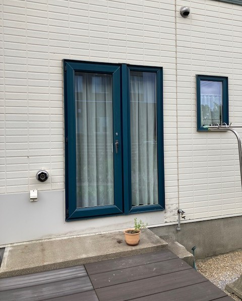 住まいの工事屋さんのトリプルサッシ、ブロンズガラス、断熱リフォームの施工前の写真2