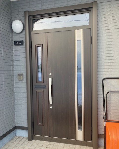 住まいの工事屋さんの玄関ドアの取替えして、イメージアップしました。の施工後の写真1