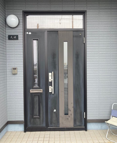 住まいの工事屋さんの玄関ドアの取替えして、イメージアップしました。の施工前の写真1