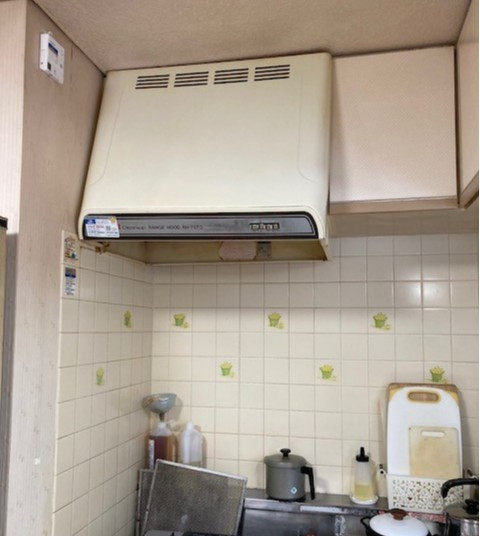 住まいの工事屋さんのレンジフードを交換しました。の施工前の写真1