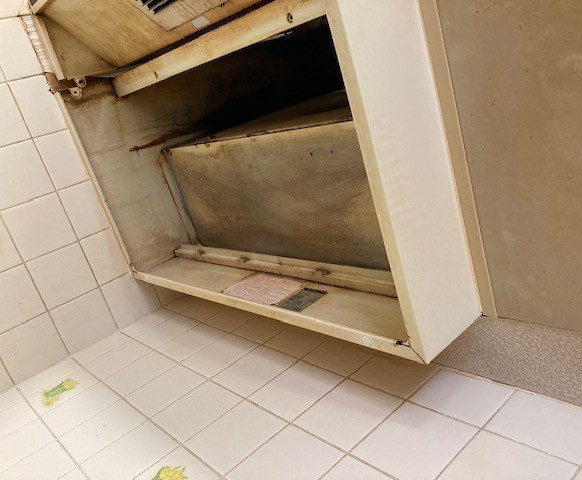 住まいの工事屋さんのレンジフードを交換しました。の施工前の写真2