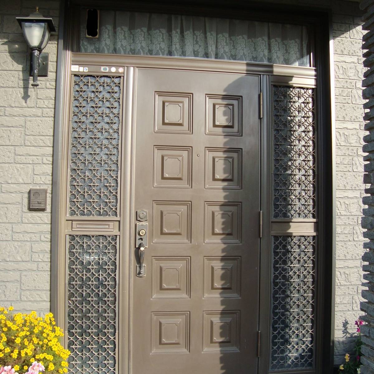住まいの工事屋さんの玄関ドアを取り換えました。の施工前の写真1
