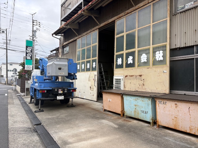 事務所の玄関の塗装を行いました！ 湯浅硝子 名古屋のブログ 写真1