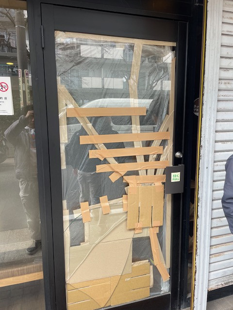 湯浅硝子 名古屋の扉のガラス割れ替え！の施工前の写真1