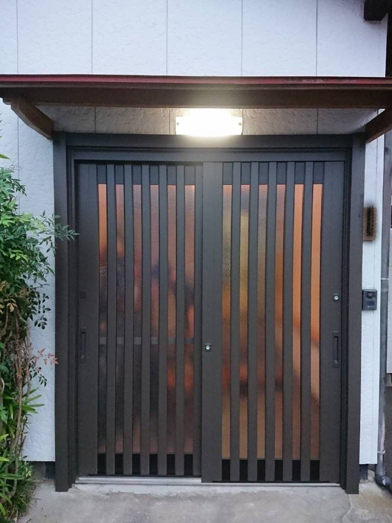 石田トーヨー住器 都城支店の古くなった玄関引戸を1日で取替え！の施工後の写真1