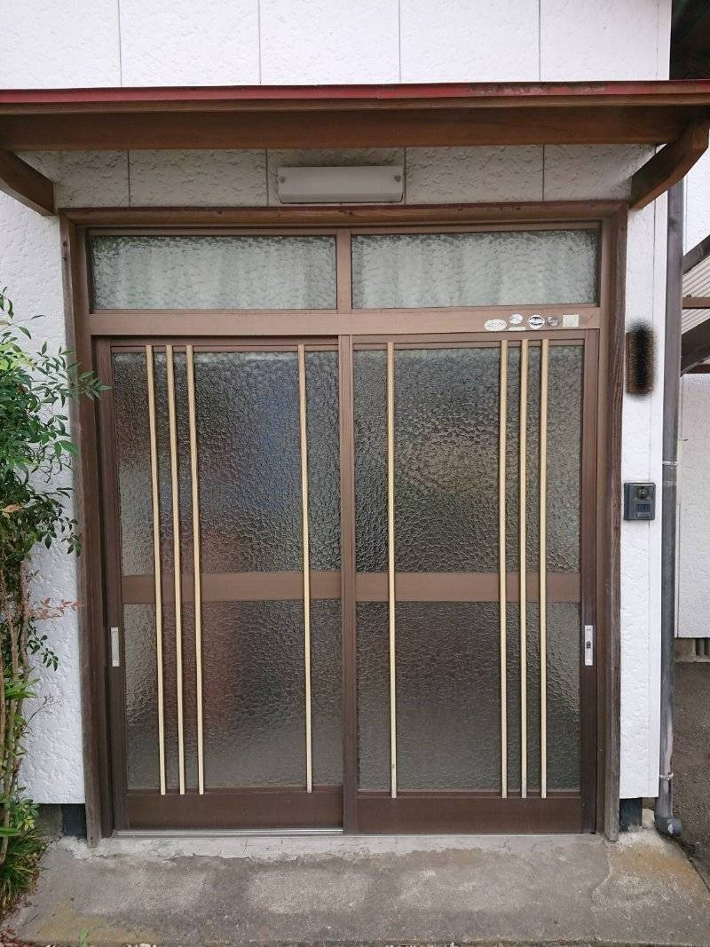 石田トーヨー住器 都城支店の古くなった玄関引戸を1日で取替え！の施工前の写真1