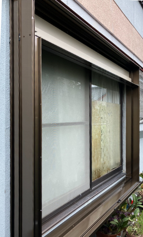 石田トーヨー住器 都城支店の窓ガラスを暴風、侵入から守るには窓シャッターが最適！の施工前の写真1