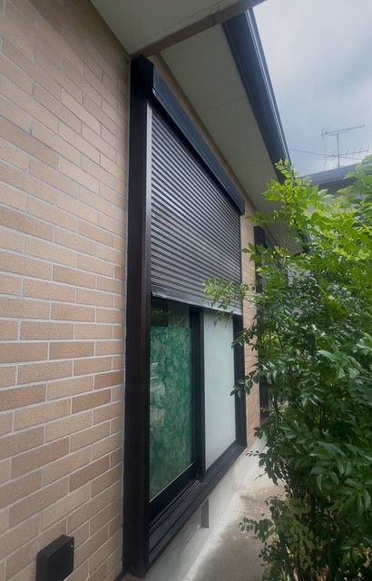 ユーライフのシャッター電動化工事の施工前の写真1