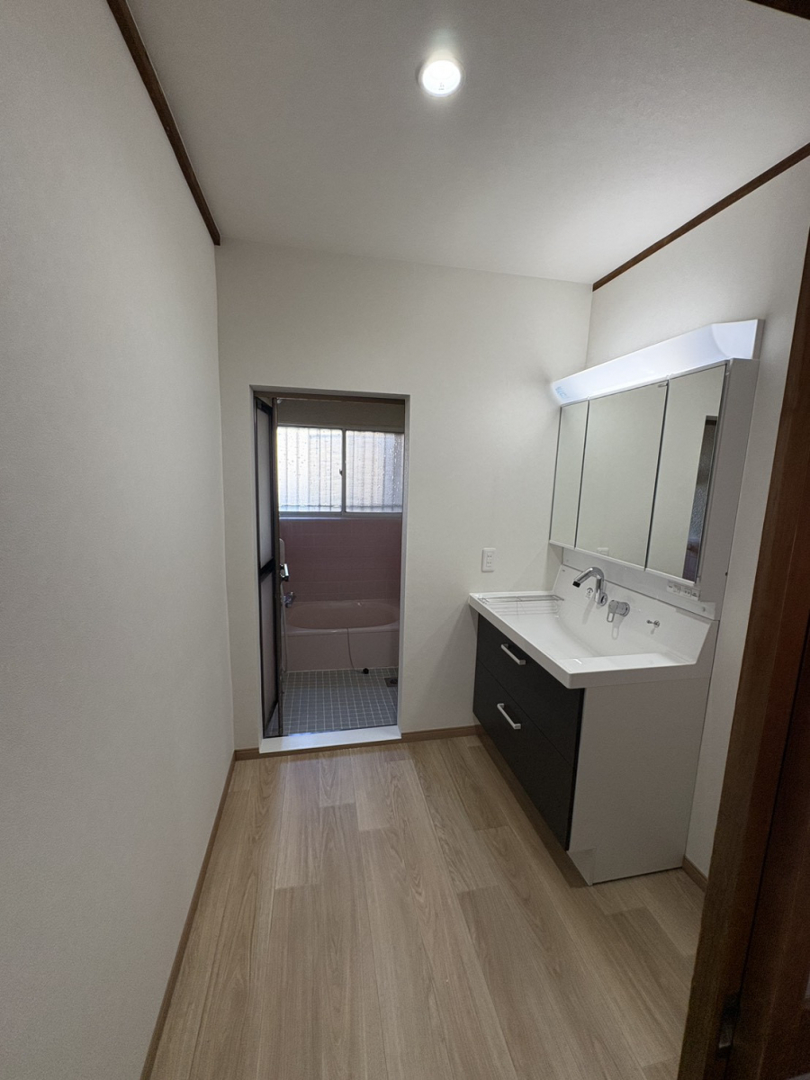 ユーライフの洗面室をリフォーム！洗面化粧台をピアラに取替えて洗面室を使いやすくの施工後の写真1