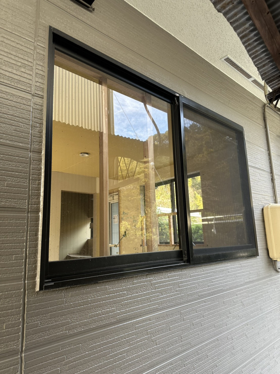 ユーライフの窓のサイズを小さくすることで断熱性や防犯性の向上に！の施工前の写真1