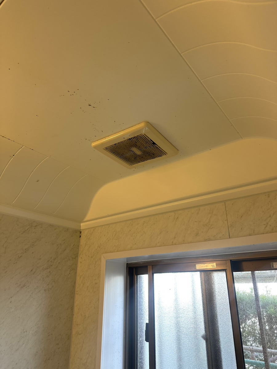 ユーライフの浴室の換気扇を換気暖房乾燥機に取り替えました！の施工前の写真1