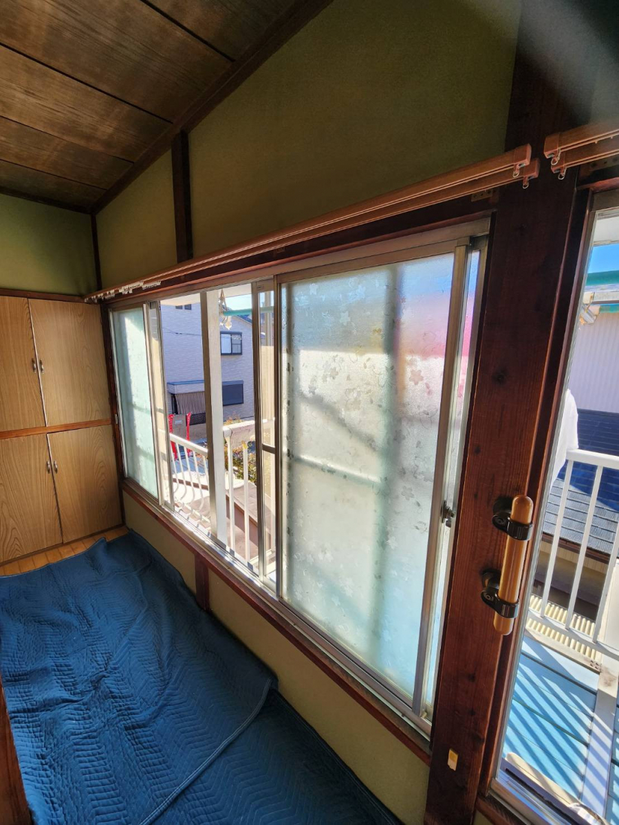 ユーライフの窓枠の幅が狭くても大丈夫！【ふかし枠】で取付け可能にの施工前の写真1