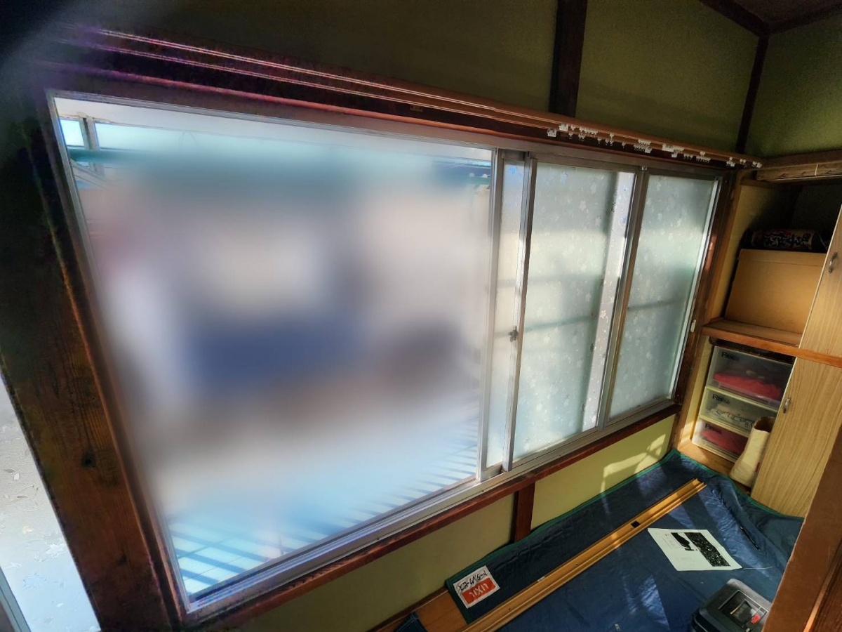 ユーライフの窓枠の幅が狭くても大丈夫！【ふかし枠】で取付け可能にの施工前の写真2