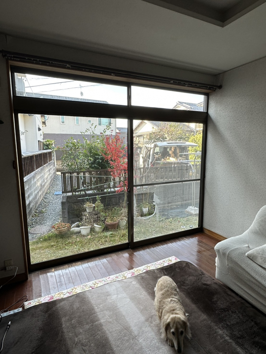 ユーライフの大きな窓でも開放感を残したまま快適に！内窓リフォームの施工前の写真1