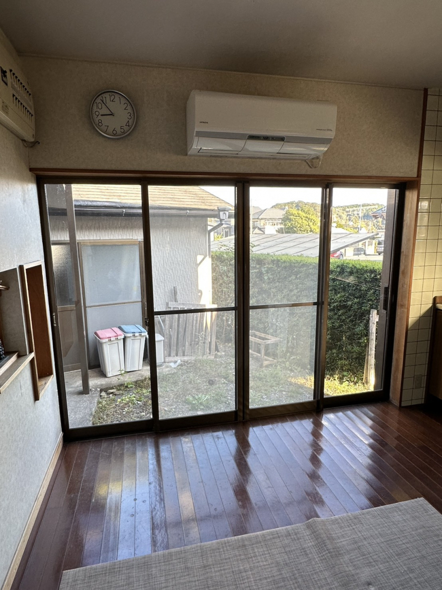 ユーライフの大きな窓でも開放感を残したまま快適に！内窓リフォームの施工前の写真2