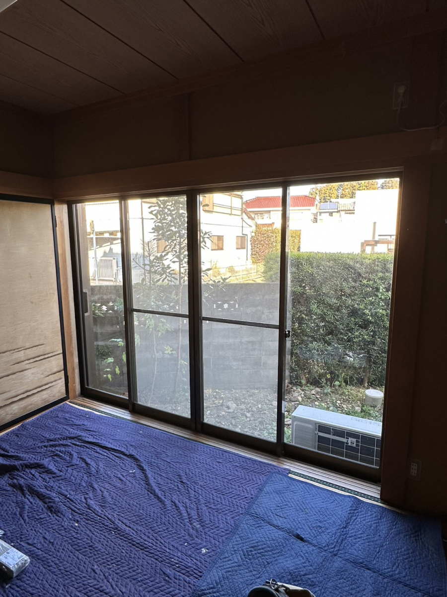ユーライフの大きな窓でも開放感を残したまま快適に！内窓リフォームの施工前の写真3