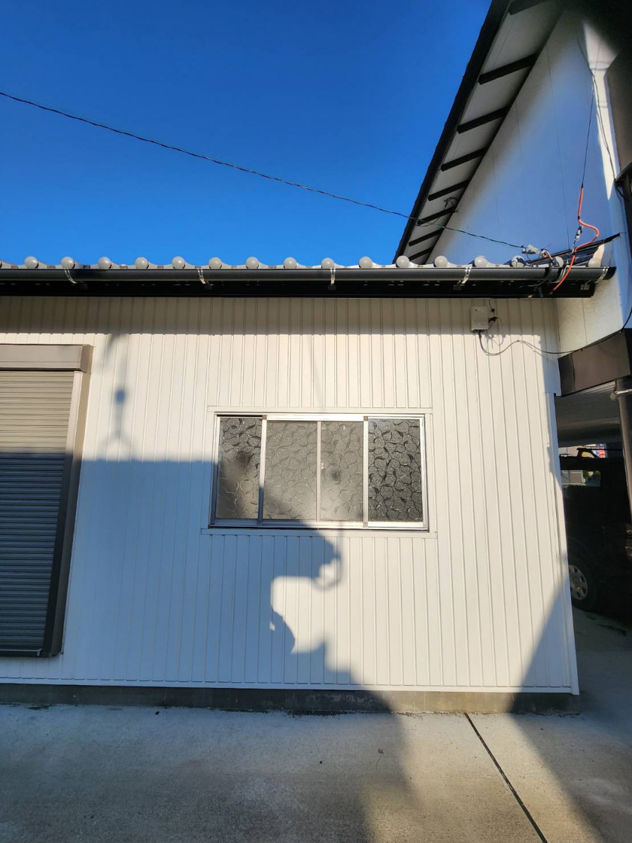 ユーライフの壁をこわさず古い窓を取替えてリフレッシュ！の施工前の写真1