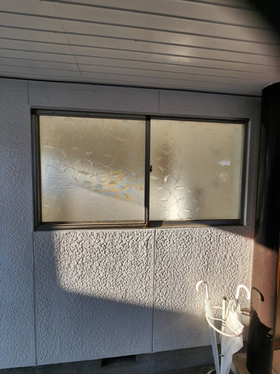 ユーライフの壁をこわさず古い窓を取替えてリフレッシュ！の施工前の写真2