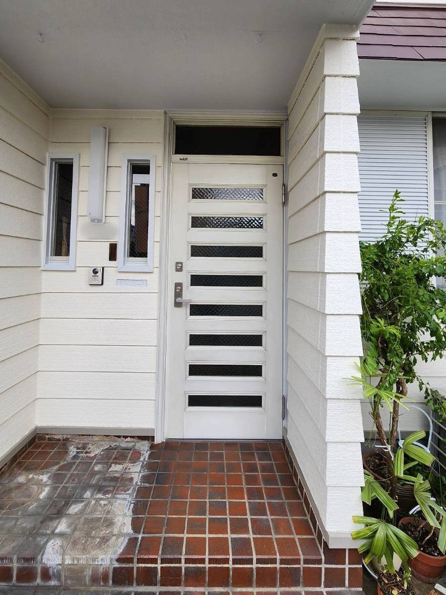 ユーライフの玄関リフォームで、安心と快適を。の施工前の写真1