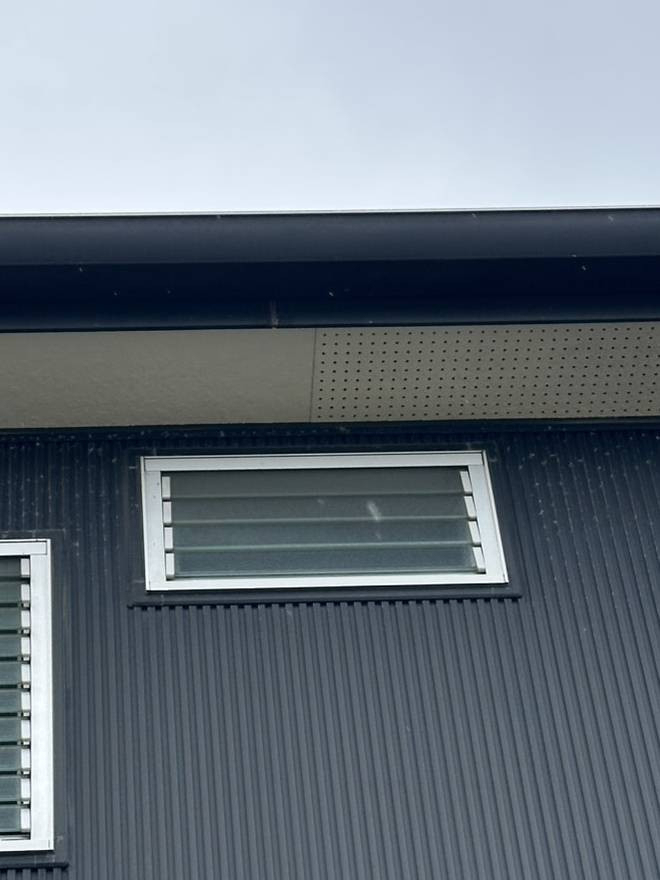 ユーライフのルーバー窓を取替えて安心・安全な窓への施工前の写真2