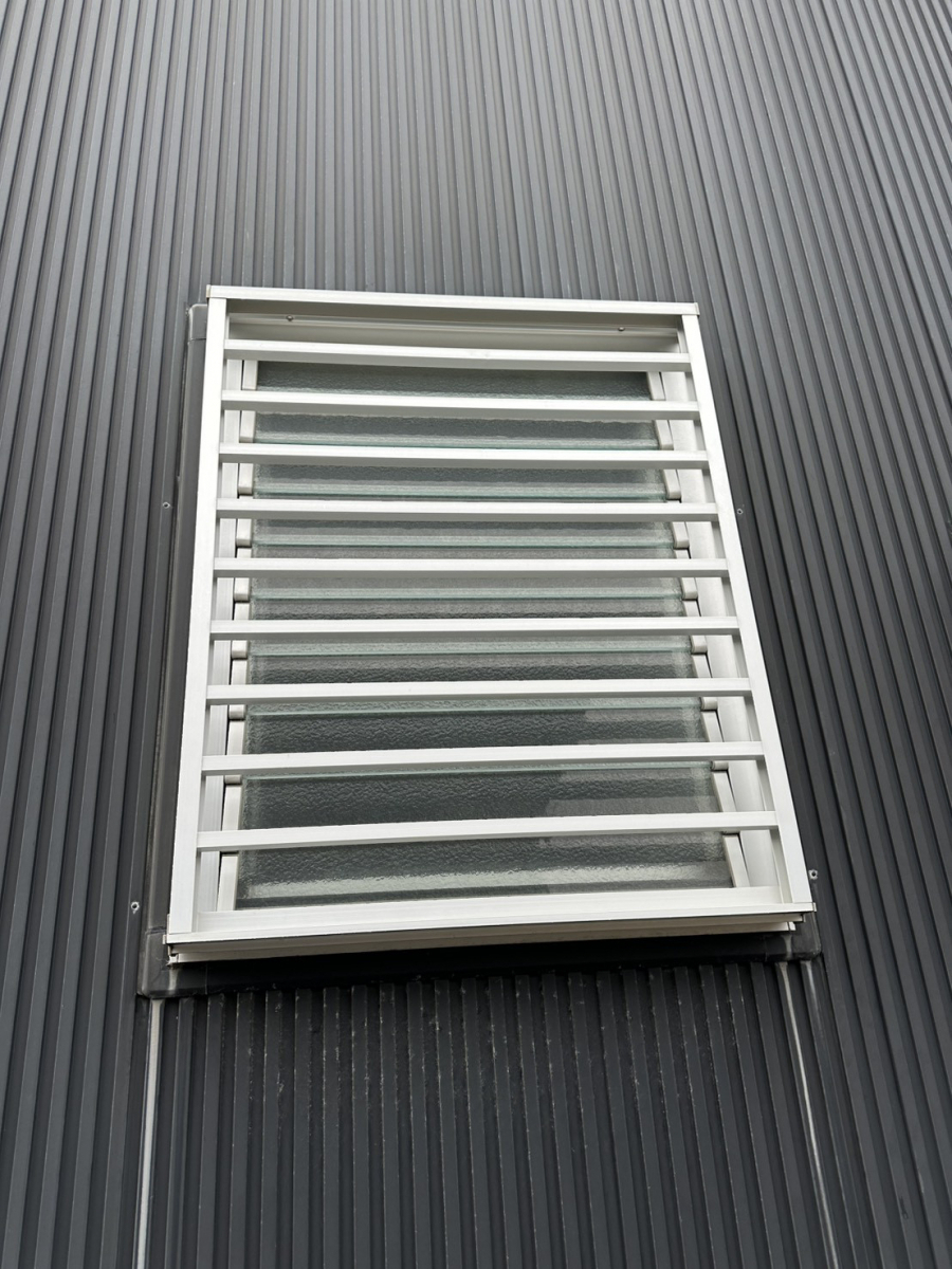 ユーライフのルーバー窓を取替えて安心・安全な窓への施工前の写真3