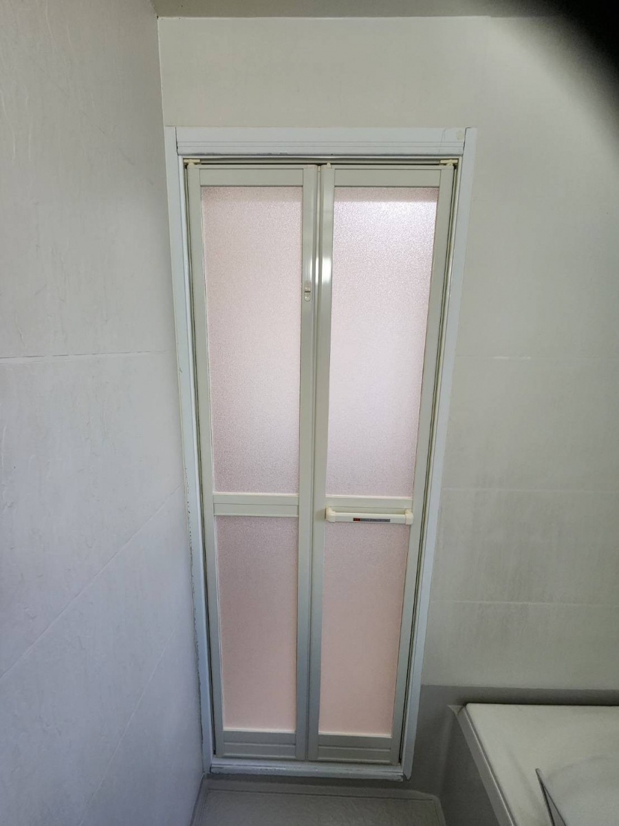 ユーライフの浴室の中折ドアをに取替えました。の施工後の写真2