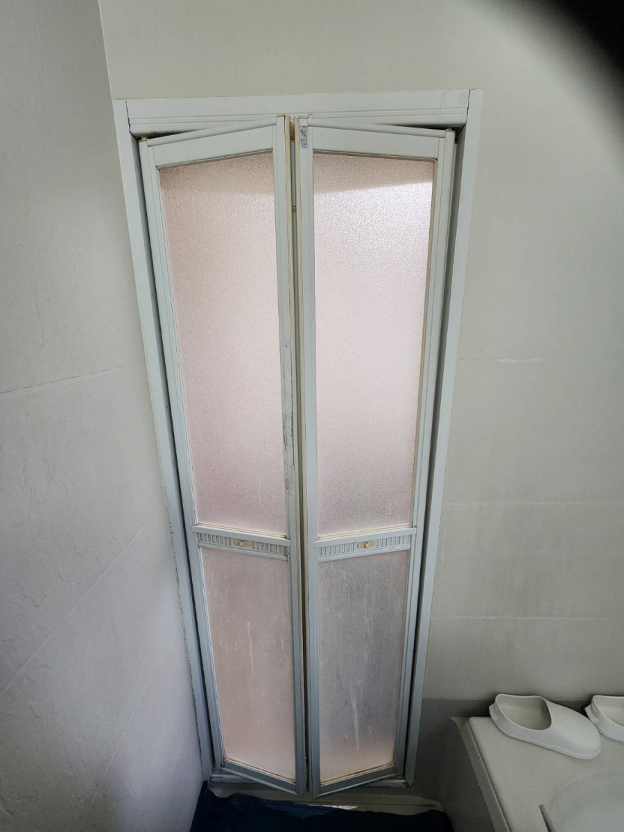 ユーライフの浴室の中折ドアをに取替えました。の施工前の写真2