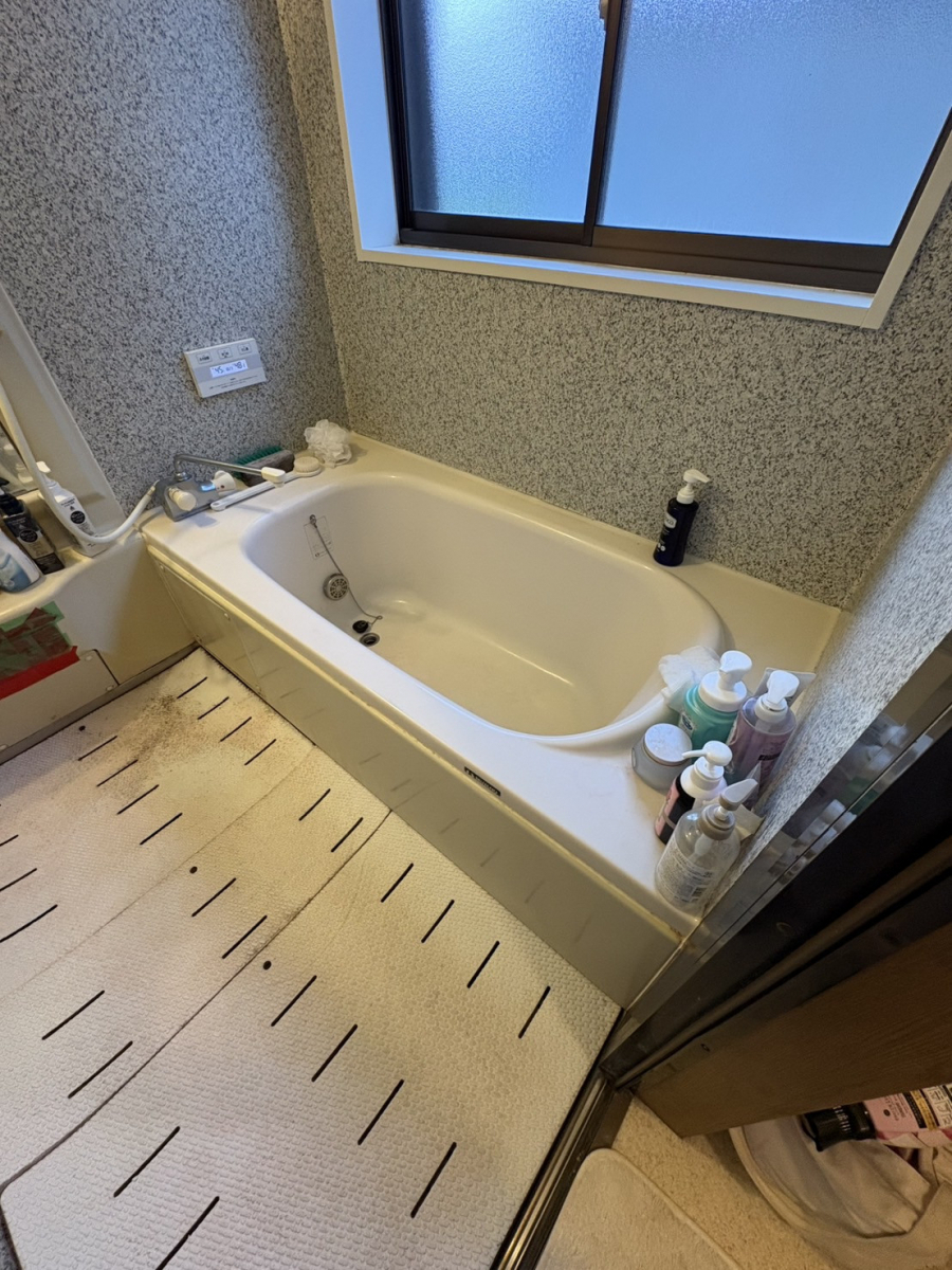 ユーライフの浴室リフォームと同時に窓の取替えもしました‼の施工前の写真1