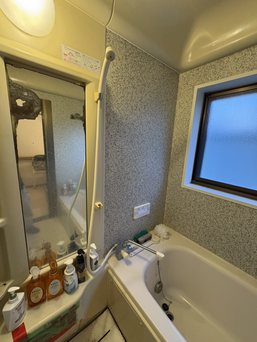 ユーライフの浴室リフォームと同時に窓の取替えもしました‼の施工前の写真2