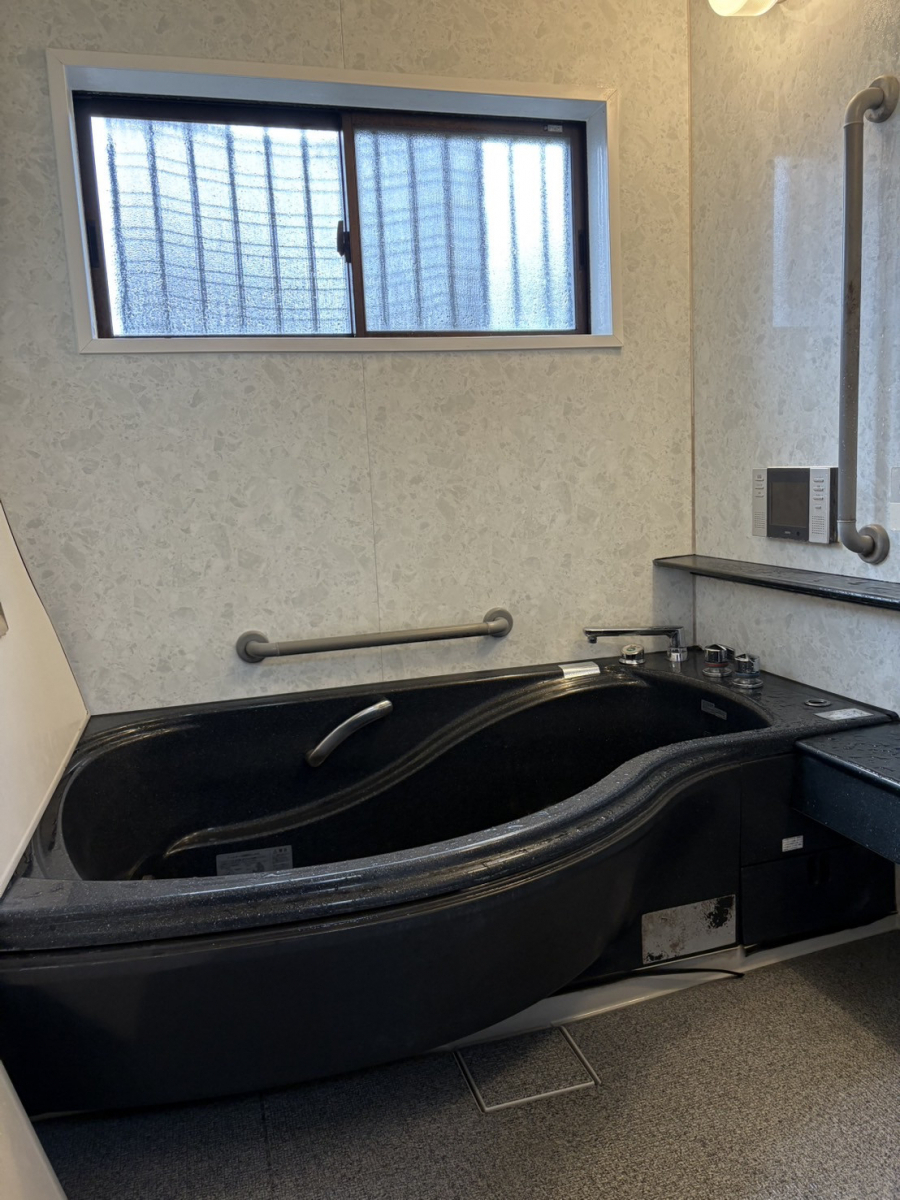 ユーライフの浴室の窓を開閉できないFIX窓にしました‼の施工前の写真3